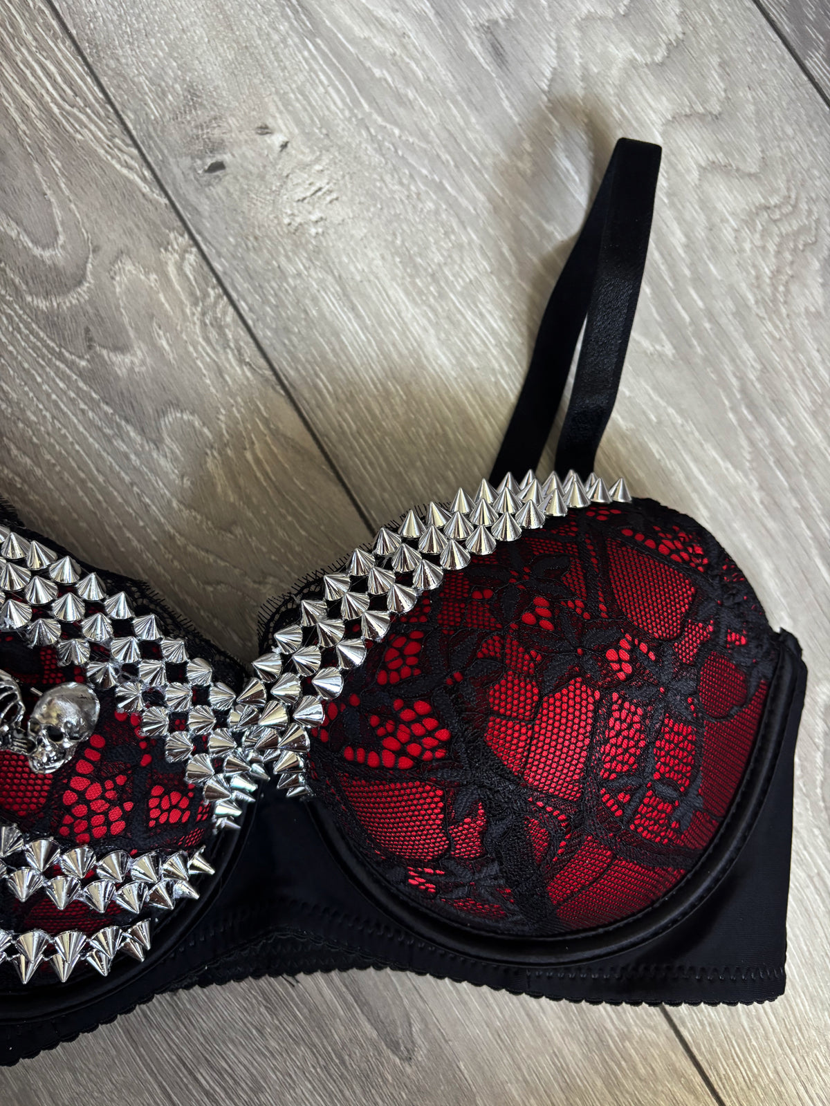 Red Skull Adjustable Pin one side spiked (no cross) push up bra