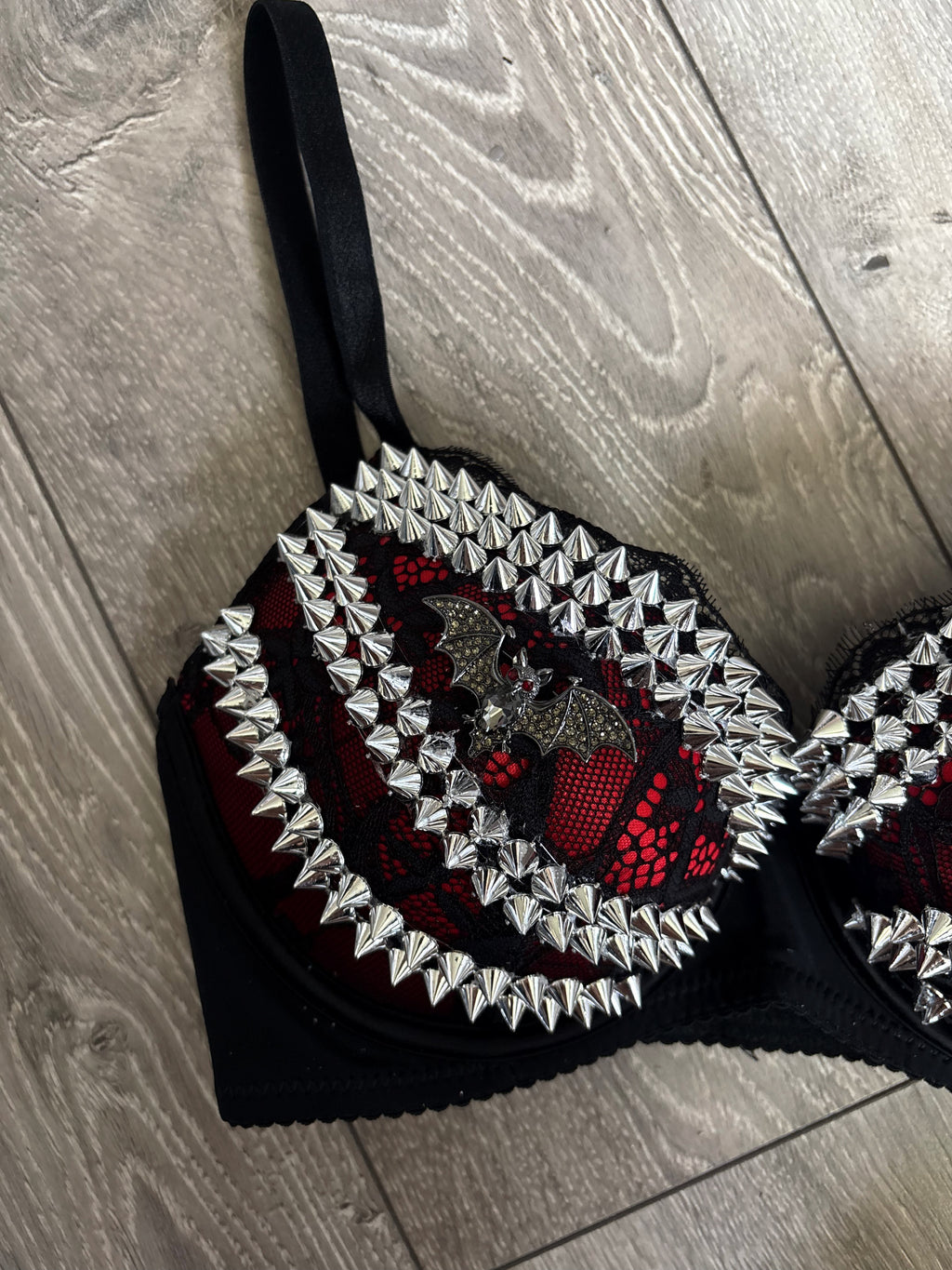 Red Bat Adjustable Pin one side spiked (no cross) push up bra