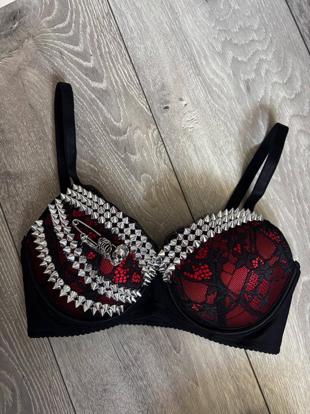 Red Skull Adjustable Pin one side spiked (no cross) push up bra